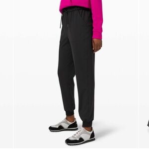 Lululemon Keep Moving Jogger in Black size 6
